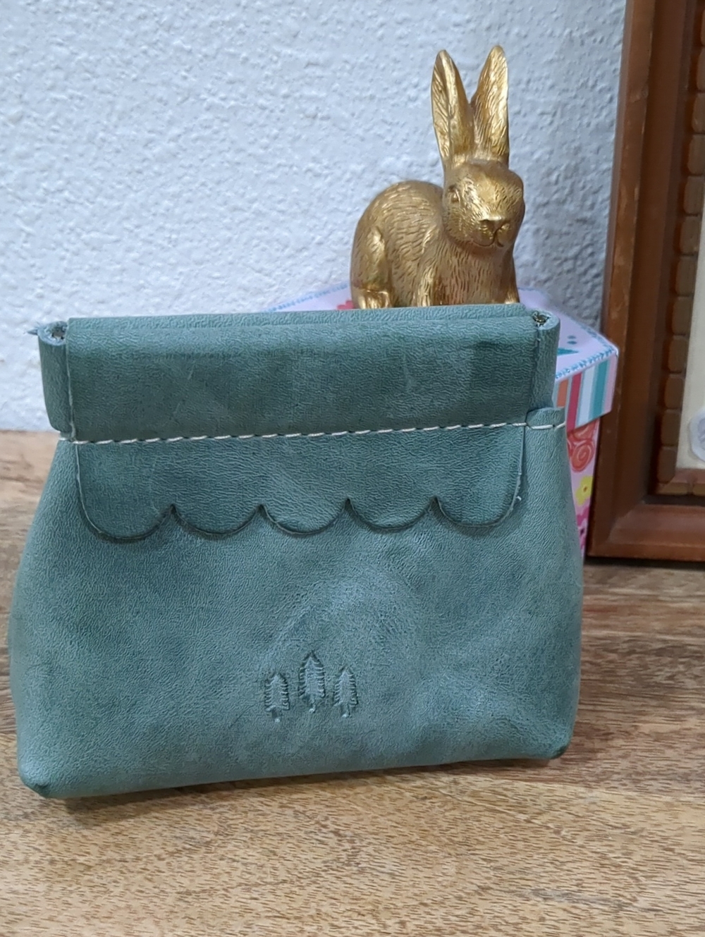 NWOT! PORTLAND Women’s Scalloped Top Distressed Leather Coin Purse